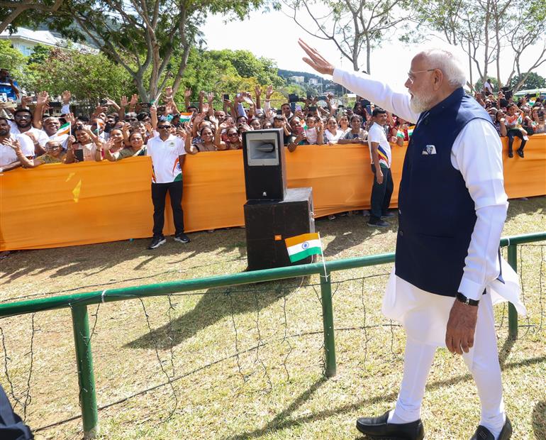 प्रधानमंत्री श्री नरेन्द्र मोदी का 29 जून, 2026 को सेशेल्स के विक्टोरिया में पीस पार्क में भारतीय समुदाय ने भव्य स्वागत किया।:Prime Minister