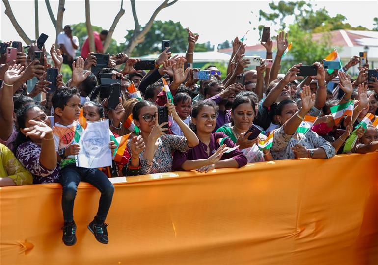 प्रधानमंत्री श्री नरेन्द्र मोदी का 29 जून, 2026 को सेशेल्स के विक्टोरिया में पीस पार्क में भारतीय समुदाय ने भव्य स्वागत किया।:Prime Minister