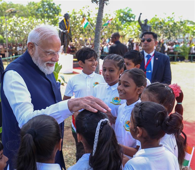 प्रधानमंत्री श्री नरेन्द्र मोदी का 29 जून, 2026 को सेशेल्स के विक्टोरिया में पीस पार्क में भारतीय समुदाय ने भव्य स्वागत किया।
:Prime Minister