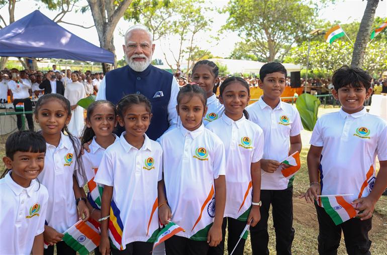 प्रधानमंत्री श्री नरेन्द्र मोदी का 29 जून, 2026 को सेशेल्स के विक्टोरिया में पीस पार्क में भारतीय समुदाय ने भव्य स्वागत किया।
:Prime Minister