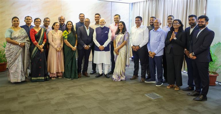 प्रधानमंत्री श्री नरेन्द्र मोदी ने 29 जून, 2026 को सेशेल्स के विक्टोरिया में भारतीय समुदाय के लोगों से बातचीत की।
:Prime Minister
