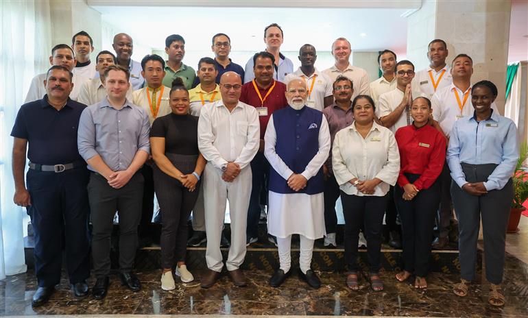 प्रधानमंत्री श्री नरेन्द्र मोदी ने 29 जून, 2026 को सेशेल्स के विक्टोरिया में भारतीय समुदाय के लोगों से बातचीत की।
:Prime Minister