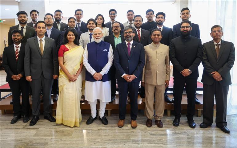 प्रधानमंत्री श्री नरेन्द्र मोदी ने 29 जून, 2026 को सेशेल्स के विक्टोरिया में भारतीय समुदाय के लोगों से बातचीत की।:Prime Minister