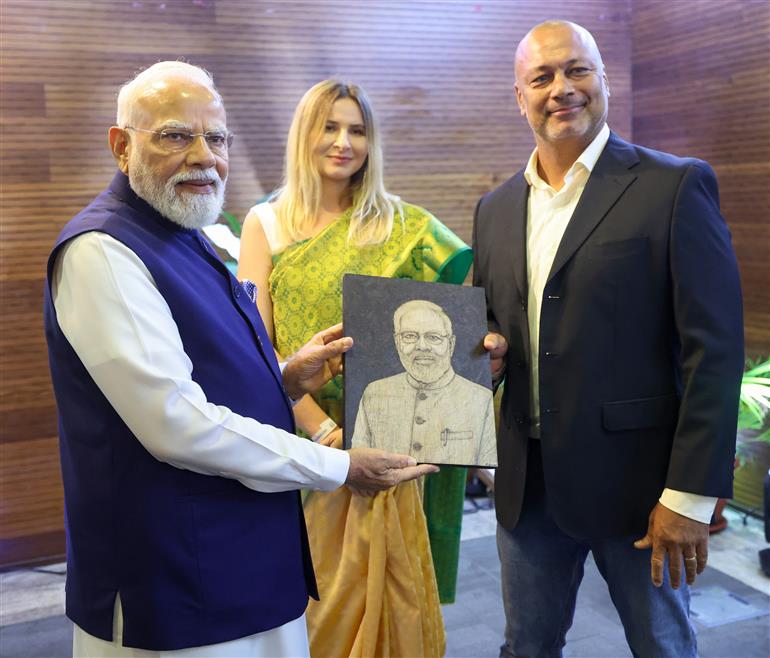 प्रधानमंत्री श्री नरेन्द्र मोदी ने 29 जून, 2026 को सेशेल्स के विक्टोरिया में भारतीय समुदाय के लोगों से बातचीत की।:Prime Minister