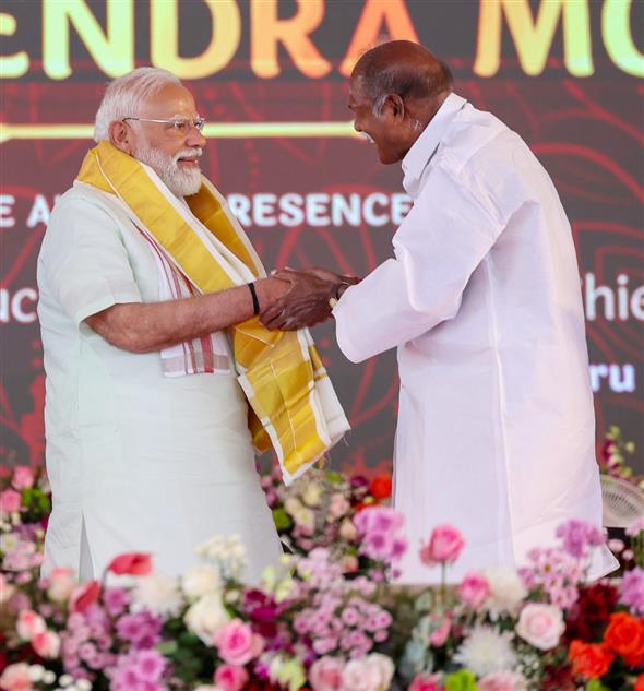 प्रधानमंत्री श्री नरेन्द्र मोदी ने 01 मार्च, 2026 को पुदुचेरी में अलग-अलग परियोजनाओं के उद्घाटन और शिलान्यास समारोह में शिरकत की।
