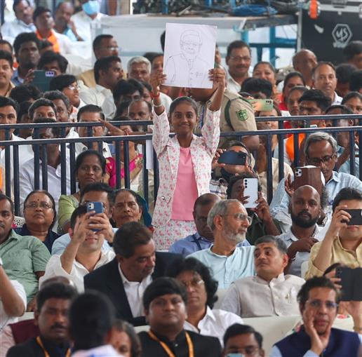  01 मार्च, 2026 को पुदुचेरी में अलग-अलग परियोजनाओं के उद्घाटन और शिलान्यास के अवसर पर उपस्थित लोग। इस दौरान संबोधित करते हुए प्रधानमंत्री श्री नरेन्द्र मोदी।
