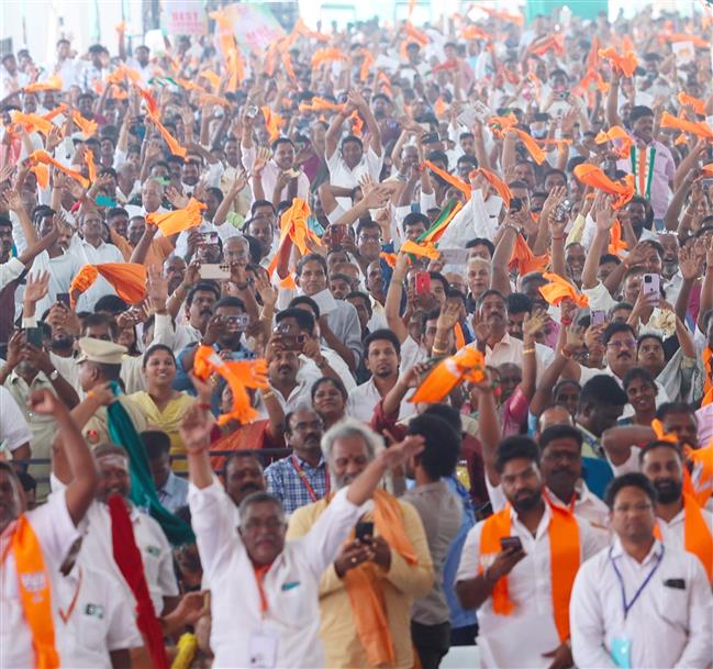  01 मार्च, 2026 को पुदुचेरी में अलग-अलग परियोजनाओं के उद्घाटन और शिलान्यास के अवसर पर उपस्थित लोग। इस दौरान संबोधित करते हुए प्रधानमंत्री श्री नरेन्द्र मोदी।
