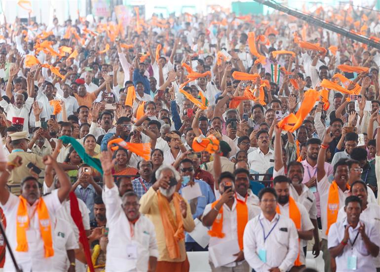  01 मार्च, 2026 को पुदुचेरी में अलग-अलग परियोजनाओं के उद्घाटन और शिलान्यास के अवसर पर उपस्थित लोग। इस दौरान संबोधित करते हुए प्रधानमंत्री श्री नरेन्द्र मोदी।
