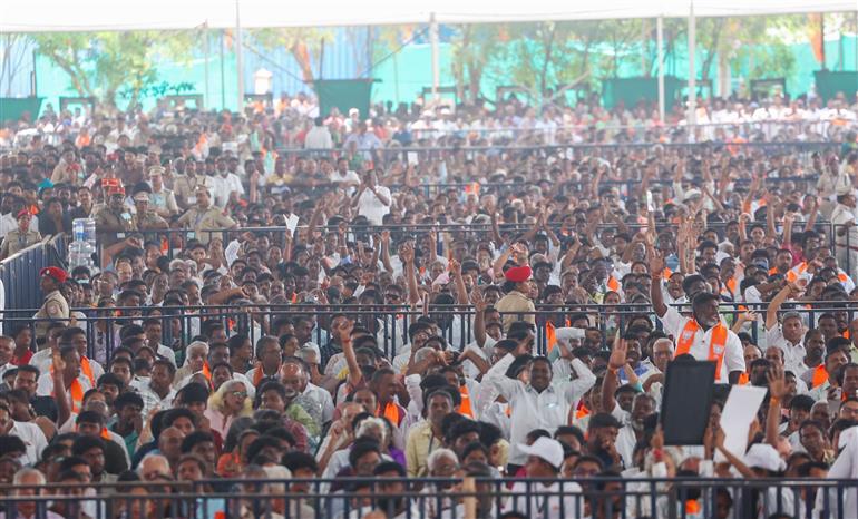  01 मार्च, 2026 को पुदुचेरी में अलग-अलग परियोजनाओं के उद्घाटन और शिलान्यास के अवसर पर उपस्थित लोग। इस दौरान संबोधित करते हुए प्रधानमंत्री श्री नरेन्द्र मोदी।
