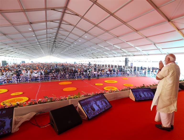 प्रधानमंत्री श्री नरेन्द्र मोदी ने 1 मार्च 2026 को तमिलनाडु के मदुरै में विभिन्न परियोजनाओं का उद्घाटन और शिलान्यास किया।