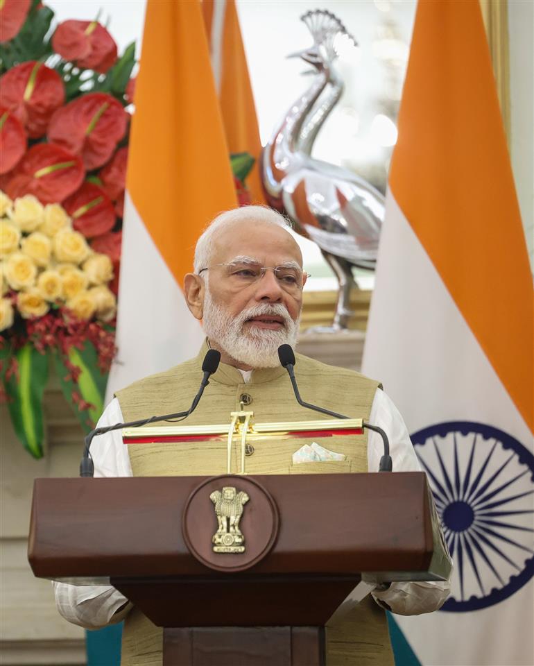 प्रधानमंत्री श्री नरेन्द्र मोदी ने 2 मार्च 2026 को नई दिल्ली स्थित हैदराबाद हाउस में कनाडा के प्रधानमंत्री श्री मार्क कार्नी के साथ संयुक्त प्रेस वक्तव्य को संबोधित किया।