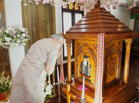 उपराष्ट्रपति श्री सी. पी. राधाकृष्णन ने 01 मार्च, 2026 को केरल के कोल्लम के पथानापुरम में माउंट ताबोर दयारा में मौजूद चार महानगरों (महान मेट्रोपॉलिटन) की पवित्र समाधि पर पुष्पांजलि अर्पित की।