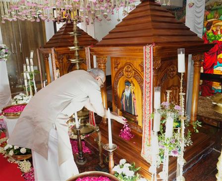 उपराष्ट्रपति श्री सी. पी. राधाकृष्णन ने 01 मार्च, 2026 को केरल के कोल्लम के पथानापुरम में माउंट ताबोर दयारा में मौजूद चार महानगरों (महान मेट्रोपॉलिटन) की पवित्र समाधि पर पुष्पांजलि अर्पित की।