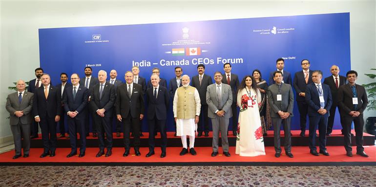02 मार्च 2026 को नई दिल्ली में आयोजित भारत-कनाडा सीईओ फोरम के दौरान कनाडा के प्रधानमंत्री श्री मार्क कार्नी के साथ समूह तस्वीर में प्रधानमंत्री श्री नरेन्द्र मोदी।