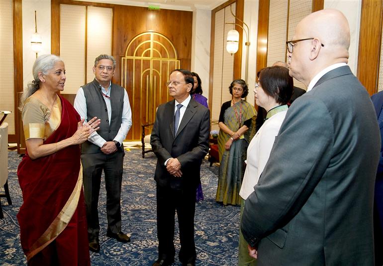 केंद्रीय वित्त एवं कॉर्पोरेट कार्य मंत्री श्रीमती निर्मला सीतारमण 02 मार्च, 2026 को नई दिल्ली में एशियन इंफ्रास्ट्रक्चर इन्वेस्टमेंट बैंक की अध्यक्ष सुश्री जोउ जियायी से मुलाकात करती हुईं।