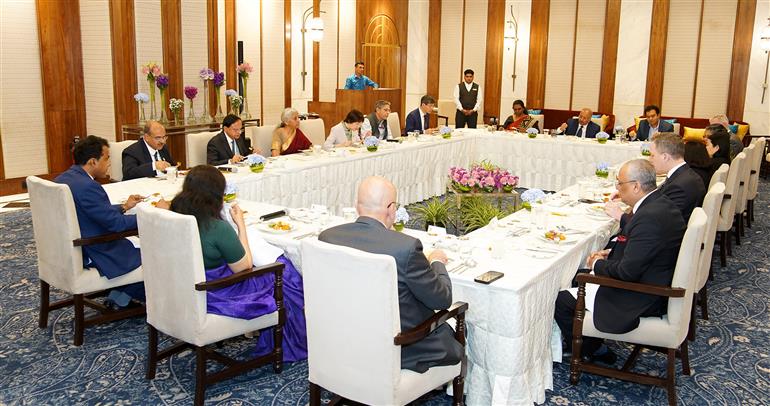 केंद्रीय वित्त एवं कॉर्पोरेट कार्य मंत्री श्रीमती निर्मला सीतारमण 02 मार्च, 2026 को नई दिल्ली में एशियन इंफ्रास्ट्रक्चर इन्वेस्टमेंट बैंक की अध्यक्ष सुश्री जोउ जियायी से मुलाकात करती हुईं।