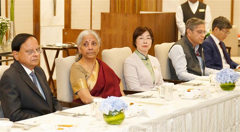 केंद्रीय वित्त एवं कॉर्पोरेट कार्य मंत्री श्रीमती निर्मला सीतारमण 02 मार्च, 2026 को नई दिल्ली में एशियन इंफ्रास्ट्रक्चर इन्वेस्टमेंट बैंक की अध्यक्ष सुश्री जोउ जियायी से मुलाकात करती हुईं।