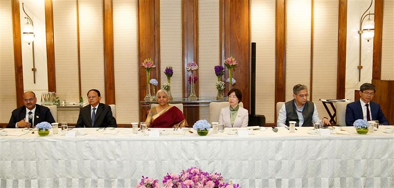 केंद्रीय वित्त एवं कॉर्पोरेट कार्य मंत्री श्रीमती निर्मला सीतारमण 02 मार्च, 2026 को नई दिल्ली में एशियन इंफ्रास्ट्रक्चर इन्वेस्टमेंट बैंक की अध्यक्ष सुश्री जोउ जियायी से मुलाकात करती हुईं।