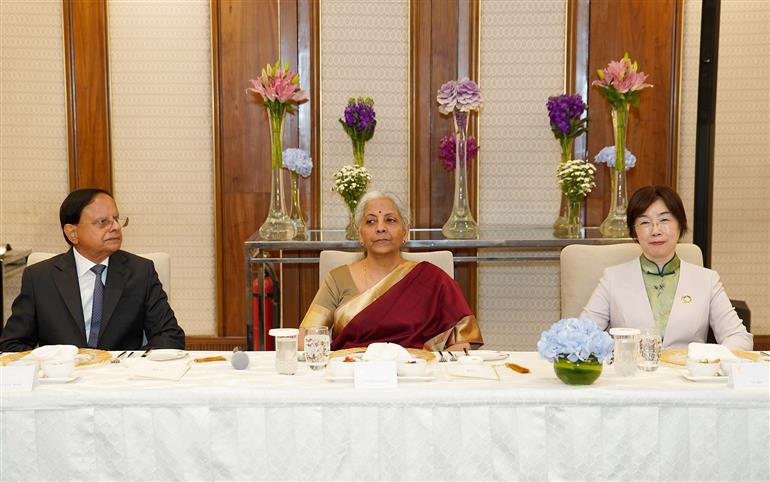 केंद्रीय वित्त एवं कॉर्पोरेट कार्य मंत्री श्रीमती निर्मला सीतारमण 02 मार्च, 2026 को नई दिल्ली में एशियन इंफ्रास्ट्रक्चर इन्वेस्टमेंट बैंक की अध्यक्ष सुश्री जोउ जियायी से मुलाकात करती हुईं।