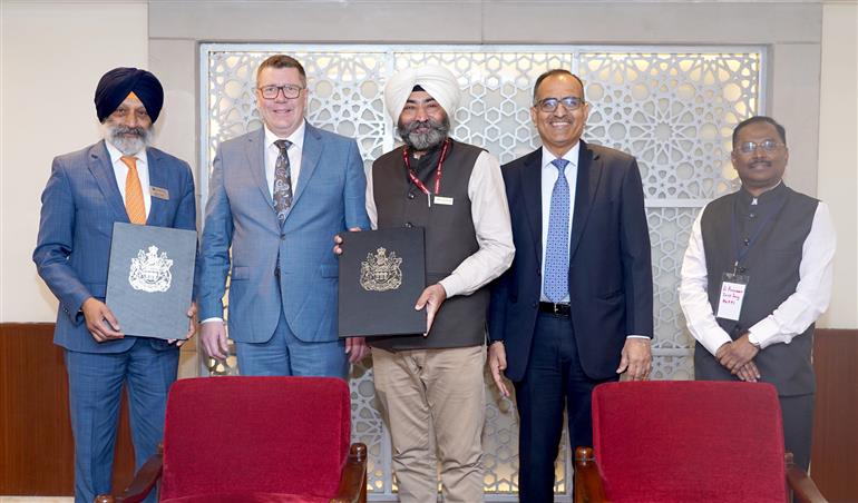 खाद्य प्रसंस्करण उद्योग मंत्रालय के सचिव श्री अविनाश जोशी 03 मार्च, 2026 को नई दिल्ली में सस्केचेवान विश्वविद्यालय (कनाडा) के साथ समझौता ज्ञापन पर हस्ताक्षर समारोह में शामिल हुए।
