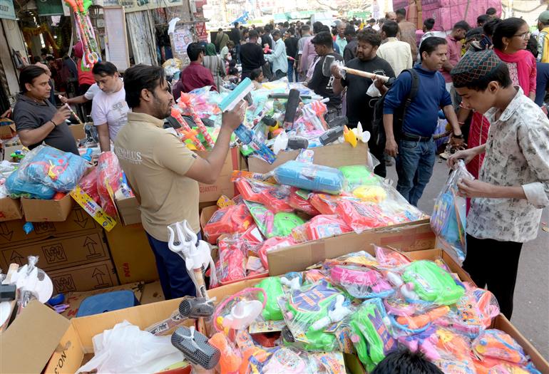 03 मार्च, 2026 को दिल्ली के सदर बाजार में होली के त्योहार से पहले लोग होली के रंग और पिचकारी खरीदते हुए।
