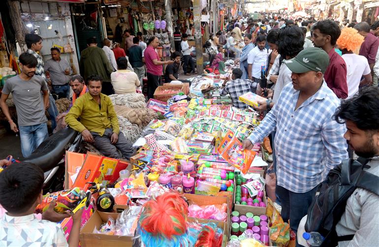 03 मार्च, 2026 को दिल्ली के सदर बाजार में होली के त्योहार से पहले लोग होली के रंग और पिचकारी खरीदते हुए।
