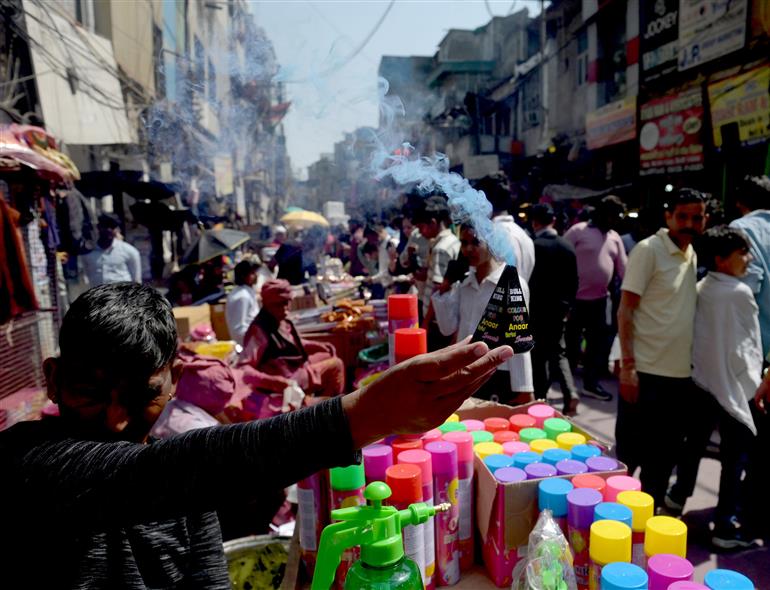 03 मार्च, 2026 को दिल्ली के सदर बाजार में होली के त्योहार से पहले लोग होली के रंग और पिचकारी खरीदते हुए।