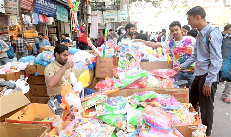 03 मार्च, 2026 को दिल्ली के सदर बाजार में होली के त्योहार से पहले लोग होली के रंग और पिचकारी खरीदते हुए।