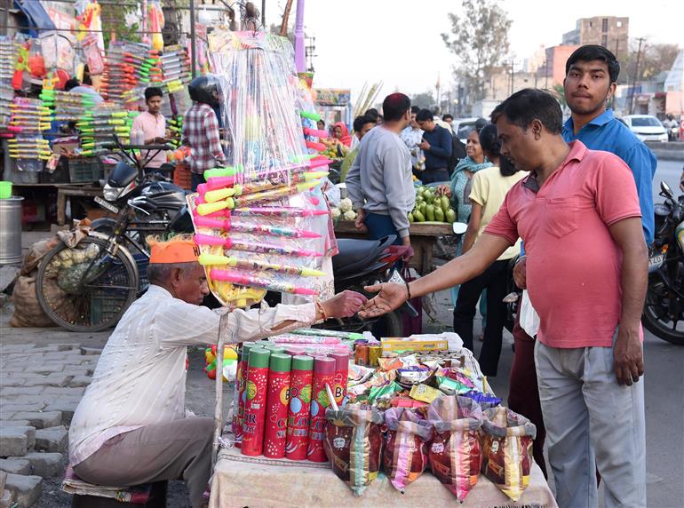 03 मार्च, 2026 को उत्तर प्रदेश के गाजियाबाद में होली के त्योहार से पहले लोग होली के रंग और पिचकारी खरीदते हुए।
