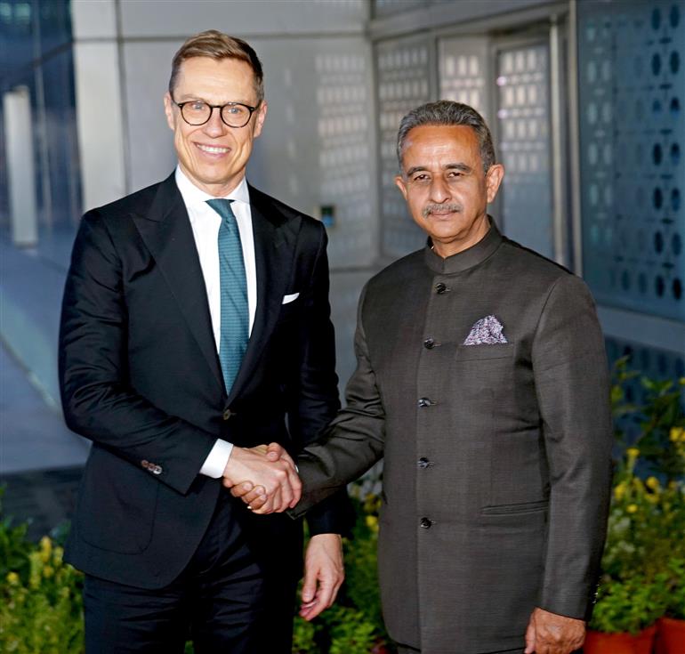  04 मार्च, 2026 को नई दिल्ली में एयर फोर्स स्टेशन, पालम में फिनलैंड के राष्ट्रपति डॉ. अलेक्जेंडर स्टब का केंद्रीय पर्यावरण, वन एवं जलवायु परिवर्तन और विदेश राज्य मंत्री श्री कीर्ति वर्धन सिंह स्वागत करते हुए।
