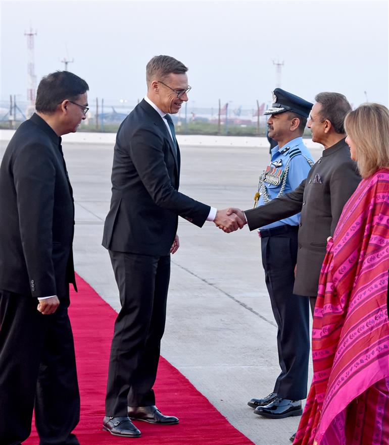  04 मार्च, 2026 को नई दिल्ली में एयर फोर्स स्टेशन, पालम में फिनलैंड के राष्ट्रपति डॉ. अलेक्जेंडर स्टब का केंद्रीय पर्यावरण, वन एवं जलवायु परिवर्तन और विदेश राज्य मंत्री श्री कीर्ति वर्धन सिंह स्वागत करते हुए।