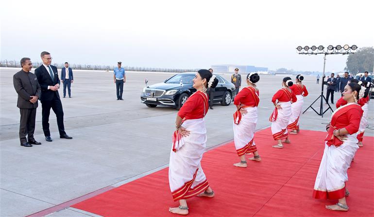  04 मार्च, 2026 को नई दिल्ली में एयर फोर्स स्टेशन, पालम में फिनलैंड के राष्ट्रपति डॉ. अलेक्जेंडर स्टब का केंद्रीय पर्यावरण, वन एवं जलवायु परिवर्तन और विदेश राज्य मंत्री श्री कीर्ति वर्धन सिंह स्वागत करते हुए।