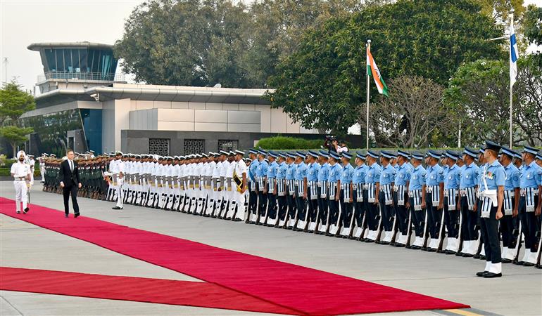 फिनलैंड के राष्ट्रपति डॉ. अलेक्जेंडर स्टब 04 मार्च, 2026 को नई दिल्ली में एयर फोर्स स्टेशन, पालम में ‘गार्ड ऑफ ऑनर’ का निरीक्षण करते हुए।