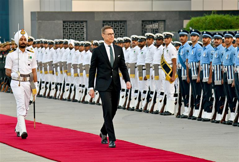 फिनलैंड के राष्ट्रपति डॉ. अलेक्जेंडर स्टब 04 मार्च, 2026 को नई दिल्ली में एयर फोर्स स्टेशन, पालम में ‘गार्ड ऑफ ऑनर’ का निरीक्षण करते हुए।