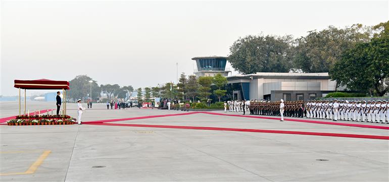 फिनलैंड के राष्ट्रपति डॉ. अलेक्जेंडर स्टब 04 मार्च, 2026 को नई दिल्ली में एयर फोर्स स्टेशन, पालम में ‘गार्ड ऑफ ऑनर’ का निरीक्षण करते हुए।