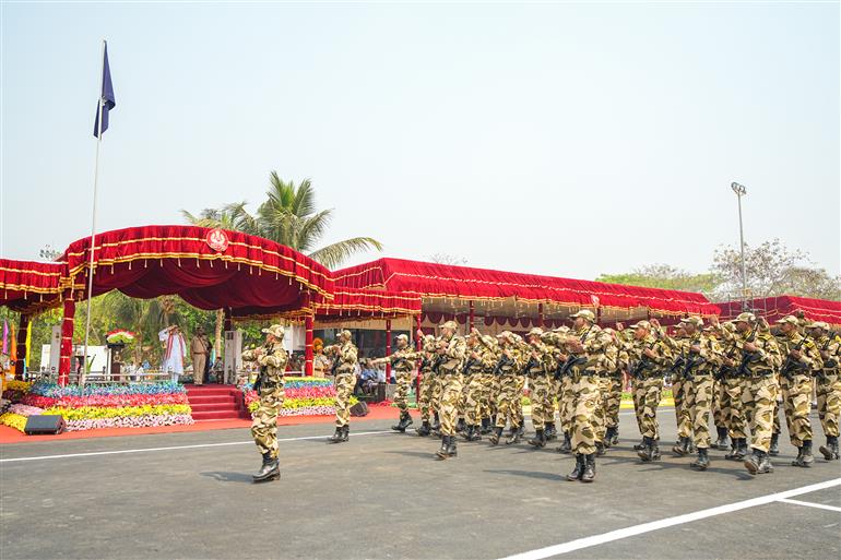 केंद्रीय गृह एवं सहकारिता मंत्री श्री अमित शाह ने 6 मार्च 2026 को ओडिशा के मुंडाली में आयोजित सीआईएसएफ के 57वें स्थापना दिवस समारोह के दौरान गार्ड ऑफ ऑनर का निरीक्षण किया।