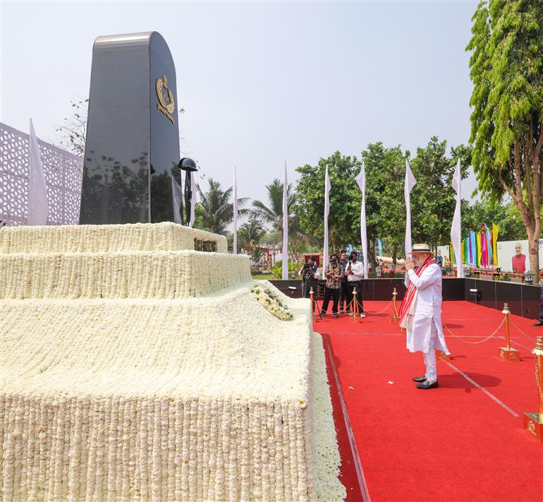 केंद्रीय गृह और सहकारिता मंत्री श्री अमित शाह ने 06 मार्च, 2026 को ओडिशा के मुंडाली में सीआईएसएफ के 57वें स्थापना दिवस समारोह के दौरान वीर शहीद सैनिकों को श्रद्धांजलि अर्पित की।