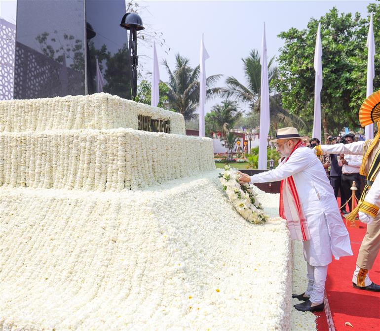 केंद्रीय गृह और सहकारिता मंत्री श्री अमित शाह ने 06 मार्च, 2026 को ओडिशा के मुंडाली में सीआईएसएफ के 57वें स्थापना दिवस समारोह के दौरान वीर शहीद सैनिकों को श्रद्धांजलि अर्पित की।