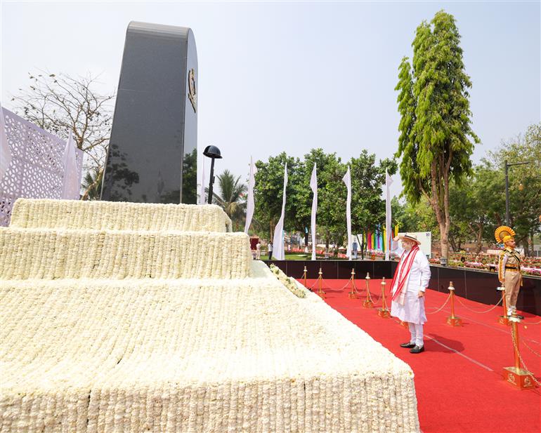 केंद्रीय गृह और सहकारिता मंत्री श्री अमित शाह ने 06 मार्च, 2026 को ओडिशा के मुंडाली में सीआईएसएफ के 57वें स्थापना दिवस समारोह के दौरान सैनिकों को श्रद्धांजलि अर्पित की।