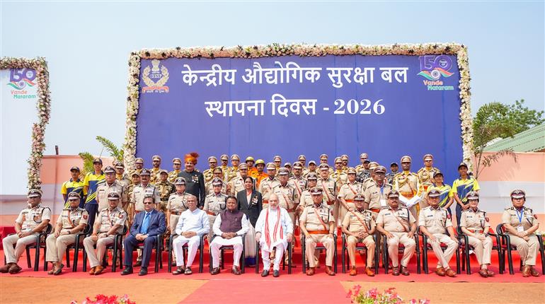 06 मार्च, 2026 को ओडिशा के मुंडाली में सीआईएसएफ के 57वें स्थापना दिवस समारोह के दौरान एक समूह तस्वीर में केंद्रीय गृह और सहकारिता मंत्री श्री अमित शाह।