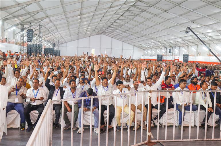 केंद्रीय गृह और सहकारिता मंत्री, श्री अमित शाह ने 06 मार्च, 2026 को भुवनेश्वर में नेशनल फोरेंसिक साइंसेज यूनिवर्सिटी (एनएफएसयू) कैंपस और सेंट्रल फोरेंसिक साइंस लेबोरेटरी (सीएफएसएल) के भूमि पूजन के साथ-साथ नेशनल डेयरी डेवलपमेंट बोर्ड (एनडीडीबी) और ओएमएफईडी के डेवलपमेंट प्रोग्राम का उद्घाटन किया। इसके साथ ही उन्होंने ओडिशा सरकार की विभिन्न परियोजनाओं का उद्घाटन और शिलान्यास किया, पारादीप में सल्फ्यूरिक एसिड प्लांट-III का उद्घाटन किया तथा सहकारी विकास संगोष्ठी में भी शामिल हुए।
