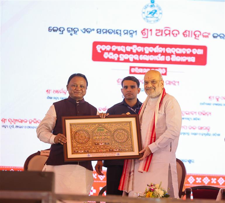 केंद्रीय गृह और सहकारिता मंत्री, श्री अमित शाह ने 06 मार्च, 2026 को भुवनेश्वर में नेशनल फोरेंसिक साइंसेज यूनिवर्सिटी (एनएफएसयू) कैंपस और सेंट्रल फोरेंसिक साइंस लेबोरेटरी (सीएफएसएल) के भूमि पूजन के साथ-साथ नेशनल डेयरी डेवलपमेंट बोर्ड (एनडीडीबी) और ओएमएफईडी के डेवलपमेंट प्रोग्राम का उद्घाटन किया। इसके साथ ही उन्होंने ओडिशा सरकार की विभिन्न परियोजनाओं का उद्घाटन और शिलान्यास किया, पारादीप में सल्फ्यूरिक एसिड प्लांट-III का उद्घाटन किया तथा सहकारी विकास संगोष्ठी में भी शामिल हुए।
