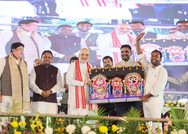 केंद्रीय गृह और सहकारिता मंत्री, श्री अमित शाह ने 06 मार्च, 2026 को भुवनेश्वर में नेशनल फोरेंसिक साइंसेज यूनिवर्सिटी (एनएफएसयू) कैंपस और सेंट्रल फोरेंसिक साइंस लेबोरेटरी (सीएफएसएल) के भूमि पूजन के साथ-साथ नेशनल डेयरी डेवलपमेंट बोर्ड (एनडीडीबी) और ओएमएफईडी के डेवलपमेंट प्रोग्राम का उद्घाटन किया। इसके साथ ही उन्होंने ओडिशा सरकार की विभिन्न परियोजनाओं का उद्घाटन और शिलान्यास किया, पारादीप में सल्फ्यूरिक एसिड प्लांट-III का उद्घाटन किया तथा सहकारी विकास संगोष्ठी में भी शामिल हुए।
