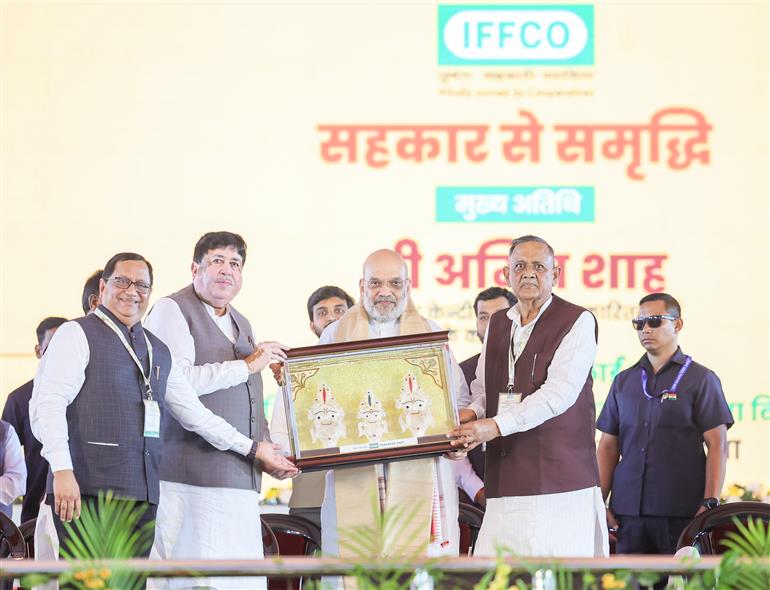 केंद्रीय गृह और सहकारिता मंत्री, श्री अमित शाह ने 06 मार्च, 2026 को भुवनेश्वर में नेशनल फोरेंसिक साइंसेज यूनिवर्सिटी (एनएफएसयू) कैंपस और सेंट्रल फोरेंसिक साइंस लेबोरेटरी (सीएफएसएल) के भूमि पूजन के साथ-साथ नेशनल डेयरी डेवलपमेंट बोर्ड (एनडीडीबी) और ओएमएफईडी के डेवलपमेंट प्रोग्राम का उद्घाटन किया। इसके साथ ही उन्होंने ओडिशा सरकार की विभिन्न परियोजनाओं का उद्घाटन और शिलान्यास किया, पारादीप में सल्फ्यूरिक एसिड प्लांट-III का उद्घाटन किया तथा सहकारी विकास संगोष्ठी में भी शामिल हुए।
