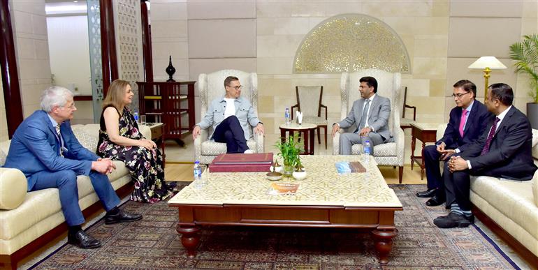 ग्रामीण विकास और संचार राज्य मंत्री डॉ. चंद्रशेखर पेम्मासानी 08 मार्च, 2026 को नई दिल्ली में फिनलैंड के राष्ट्रपति डॉ. अलेक्जेंडर स्टब के प्रस्थान करने से पहले उन्हें एक फोटो एल्बम भेंट करते हुए।