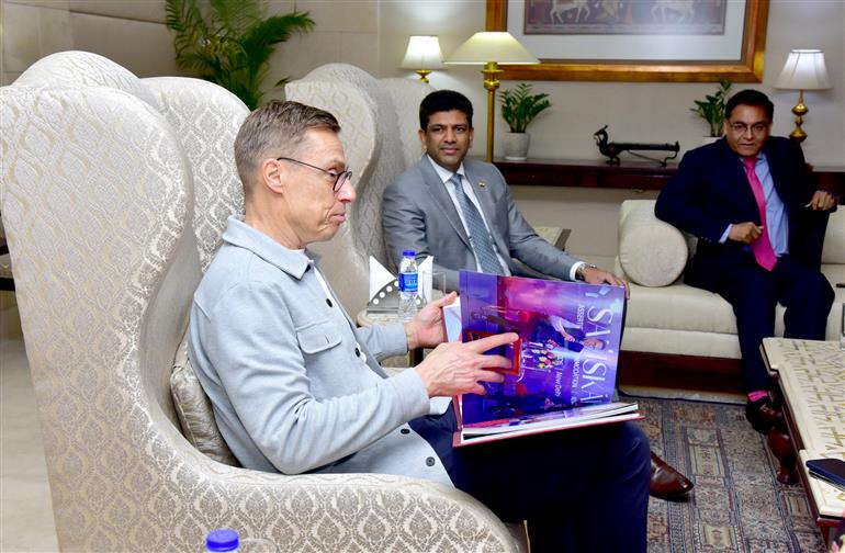 ग्रामीण विकास और संचार राज्य मंत्री डॉ. चंद्रशेखर पेम्मासानी 08 मार्च, 2026 को नई दिल्ली में फिनलैंड के राष्ट्रपति डॉ. अलेक्जेंडर स्टब के प्रस्थान करने से पहले उन्हें एक फोटो एल्बम भेंट करते हुए।