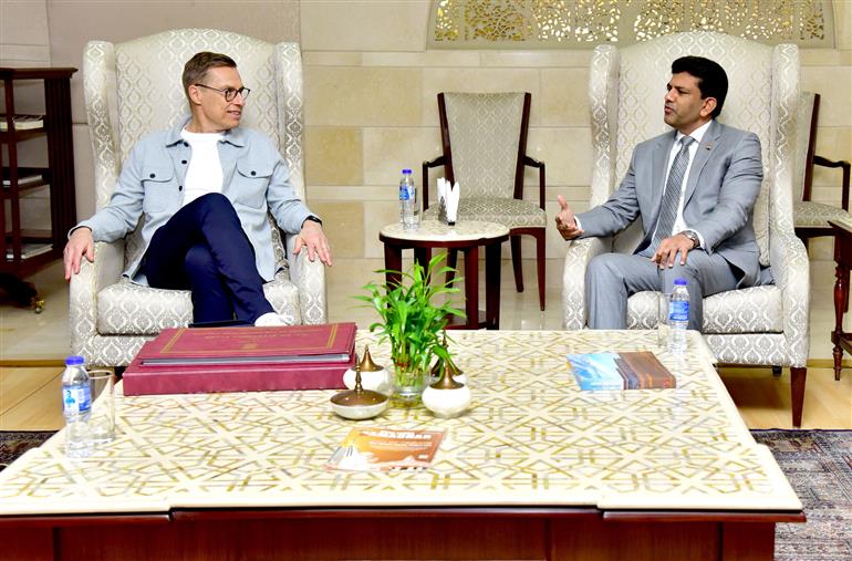 ग्रामीण विकास और संचार राज्य मंत्री डॉ. चंद्रशेखर पेम्मासानी 08 मार्च, 2026 को नई दिल्ली में फिनलैंड के राष्ट्रपति डॉ. अलेक्जेंडर स्टब के प्रस्थान करने से पहले उन्हें एक फोटो एल्बम भेंट करते हुए।