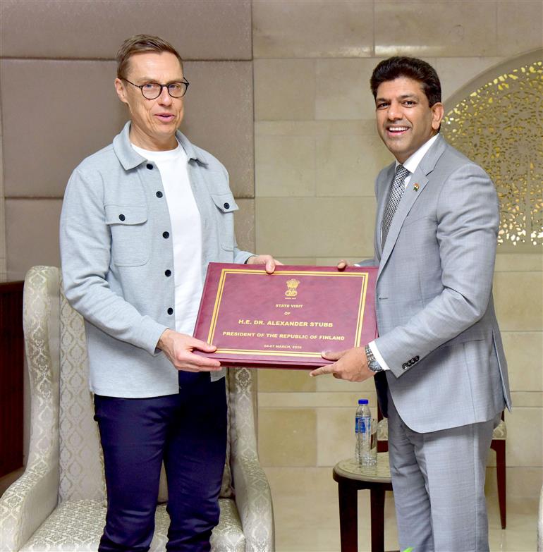 ग्रामीण विकास और संचार राज्य मंत्री डॉ. चंद्रशेखर पेम्मासानी 08 मार्च, 2026 को नई दिल्ली में फिनलैंड के राष्ट्रपति डॉ. अलेक्जेंडर स्टब के प्रस्थान करने से पहले उन्हें एक फोटो एल्बम भेंट करते हुए।