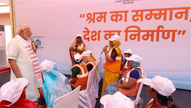 प्रधानमंत्री श्री नरेन्द्र मोदी ने 8 मार्च 2026 को नई दिल्ली के सरोजिनी नगर स्थित जीपीआरए टाइप-5 आवासों का निरीक्षण किया और महिला आवंटियों को घरों की चाबियां सौंपी।