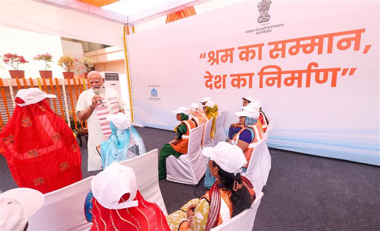 प्रधानमंत्री श्री नरेन्द्र मोदी ने 8 मार्च 2026 को नई दिल्ली के सरोजिनी नगर स्थित जीपीआरए टाइप-5 आवासों का निरीक्षण किया और महिला आवंटियों को घरों की चाबियां सौंपी।